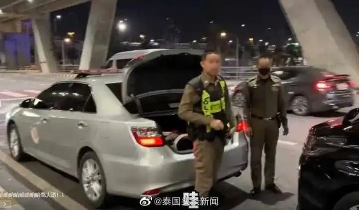 中國(guó)女游客稱在泰國(guó)買到警車接機(jī)服務(wù)，還能加錢預(yù)定警車開道？泰國(guó)警方回應(yīng)