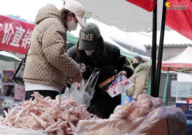 市民正在購買物美價廉的冷鮮食品.jpg