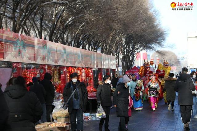 水磨溝區(qū)商務(wù)局（糧食局）在南湖家樂福門前舉辦惠民繽紛年貨節(jié).jpg